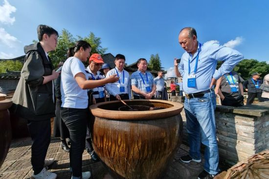采访团参观采访先市酱油酿造技艺。 采访团参观采访先市酱油酿造技艺。