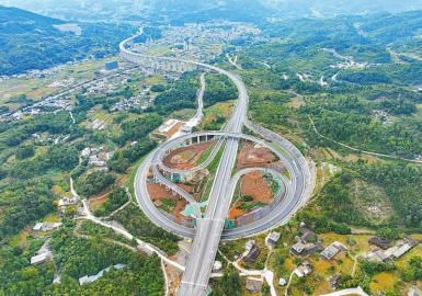 10月29日,四川宜宾至云南威信高速公路(四川境)建成通车,大幅提升川南地区与滇中地区互联互通水平。宜威高速(四川境)是四川规划新增的10条省级出川通道之一。图为上罗互通。 王宇 摄(C视觉) 10月29日,四川宜宾至云南威信高速公路(四川境)建成通车,大幅提升川南地区与滇中地区互联互通水平。宜威高速(四川境)是四川规划新增的10条省级出川通道之一。图为上罗互通。 王宇 摄(C视觉)
