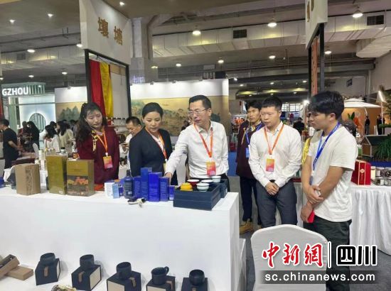 “壤塘造”吸引参观者眼球。 “壤塘造”吸引参观者眼球。