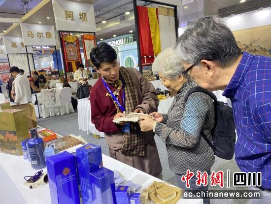 “壤塘造”吸引参观者眼球。 “壤塘造”吸引参观者眼球。