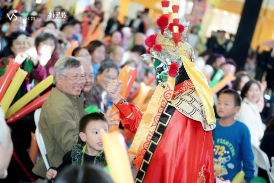 成都万科物业2023朴里节闭幕式现场表演,万科物业供图 成都万科物业2023朴里节闭幕式现场表演,万科物业供图