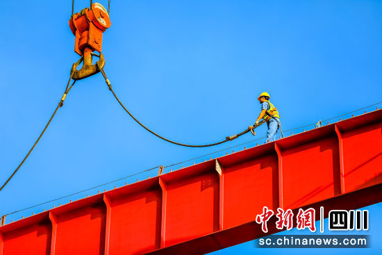 工人在高空认真作业。 李贵平 摄 工人在高空认真作业。 李贵平 摄