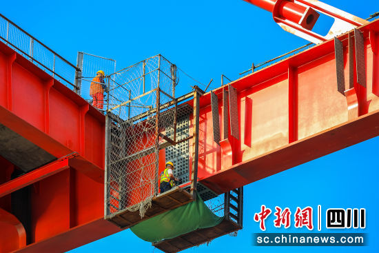 泸州市榕山长江大桥钢箱梁吊装加紧建设。李贵平 摄 泸州市榕山长江大桥钢箱梁吊装加紧建设。李贵平 摄