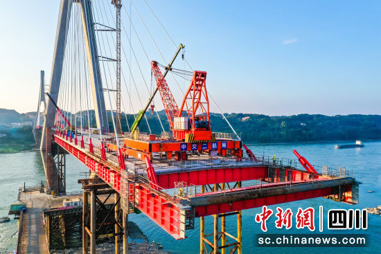 泸州市榕山长江大桥钢箱梁吊装加紧建设。李贵平 摄 泸州市榕山长江大桥钢箱梁吊装加紧建设。李贵平 摄