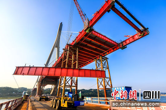 泸州市榕山长江大桥钢箱梁吊装加紧建设。李贵平 摄 泸州市榕山长江大桥钢箱梁吊装加紧建设。李贵平 摄