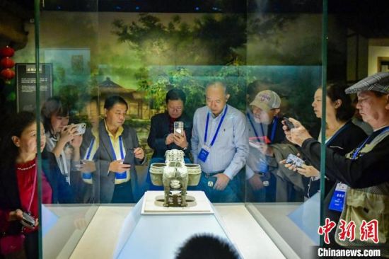 泸州博物馆内展出的文物吸引海外华文媒体代表。记者 刘忠俊 摄 泸州博物馆内展出的文物吸引海外华文媒体代表。记者 刘忠俊 摄
