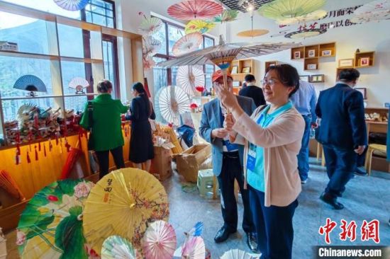 泸州漂亮的油纸伞吸引海外华文媒体代表。记者 刘忠俊 摄 泸州漂亮的油纸伞吸引海外华文媒体代表。记者 刘忠俊 摄