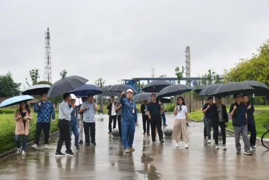 驻渝中央主要媒体负责人、记者在广安玖源化工集团有限公司调研采访。张浪 摄 驻渝中央主要媒体负责人、记者在广安玖源化工集团有限公司调研采访。张浪 摄