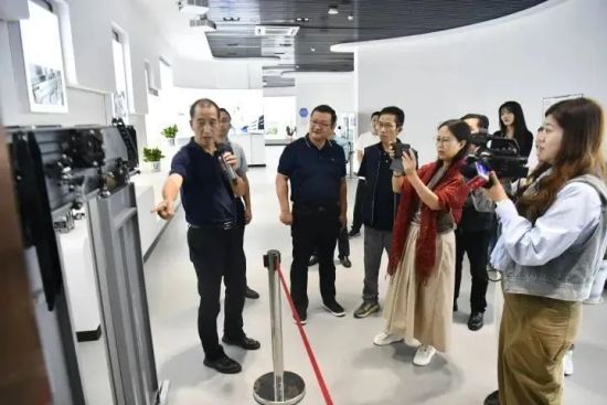 驻渝中央主要媒体负责人、记者在南浔·广安东西部协作产业园调研采访。张浪 摄 驻渝中央主要媒体负责人、记者在南浔·广安东西部协作产业园调研采访。张浪 摄