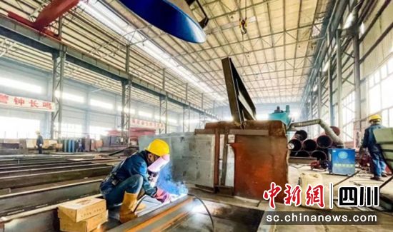 开足马力生产。大安融媒 供图 开足马力生产。大安融媒 供图