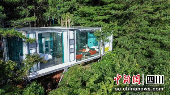图为曾家山云顶美宿玻璃房。钟卫东 摄 图为曾家山云顶美宿玻璃房。钟卫东 摄
