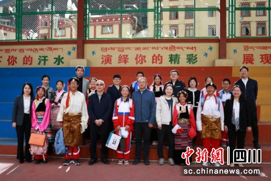 与优秀困难学子结对。汤博文 摄 与优秀困难学子结对。汤博文 摄