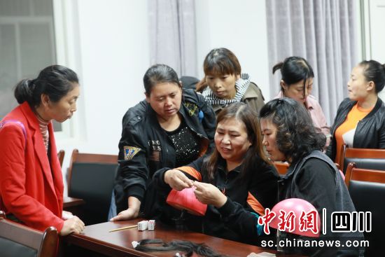 图为利州区“手工钩发”技能培训现场。高志农 摄 图为利州区“手工钩发”技能培训现场。高志农 摄