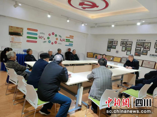 村干部与居民面对面交流现场。杨强 摄 村干部与居民面对面交流现场。杨强 摄