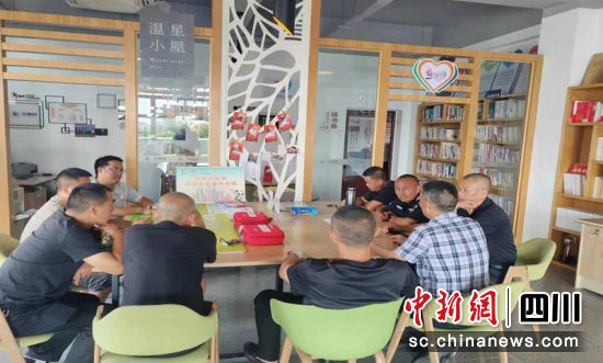 大家围坐在一起互动交流。杨强 摄 大家围坐在一起互动交流。杨强 摄