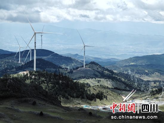 一座座风力发电机组高耸在盐源县连绵的青山上。韩金雨 摄 一座座风力发电机组高耸在盐源县连绵的青山上。韩金雨 摄