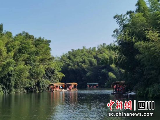 竹筏漾波。 刘龙泉摄 竹筏漾波。 刘龙泉摄