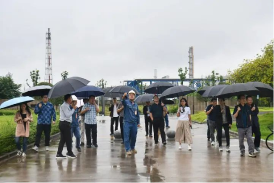 驻渝中央主要媒体负责人、记者在广安玖源化工集团有限公司调研采访(张浪 摄) 驻渝中央主要媒体负责人、记者在广安玖源化工集团有限公司调研采访(张浪 摄)