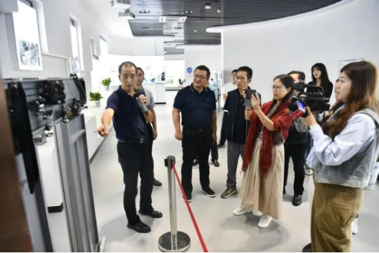 驻渝中央主要媒体负责人、记者在南浔·广安东西部协作产业园调研采访(张浪 摄) 驻渝中央主要媒体负责人、记者在南浔·广安东西部协作产业园调研采访(张浪 摄)