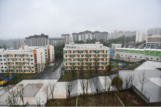 近日,位于四川广安的武胜龙女湖中学校园(张浪 摄) 近日,位于四川广安的武胜龙女湖中学校园(张浪 摄)