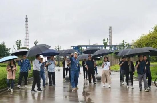 驻渝中央主要媒体负责人、记者在广安玖源化工集团有限公司调研采访。张浪 摄 驻渝中央主要媒体负责人、记者在广安玖源化工集团有限公司调研采访。张浪 摄
