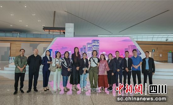 四川省贸促会组团参加第十五届香港国际美酒展,图为四川团组成员在成都天府国际机场合影。 图片由四川省贸促会提供 四川省贸促会组团参加第十五届香港国际美酒展,图为四川团组成员在成都天府国际机场合影。 图片由四川省贸促会提供