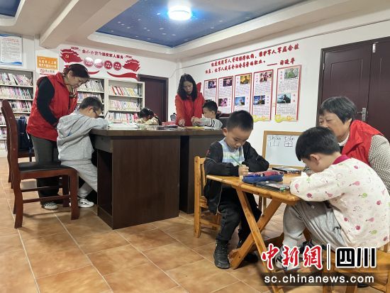 孩子们在“共享姥姥”陪伴下学习。黄雨聪 摄 孩子们在“共享姥姥”陪伴下学习。黄雨聪 摄
