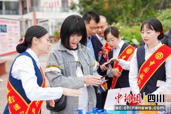 村民正在体验数字人民币。四川中行 供图 村民正在体验数字人民币。四川中行 供图