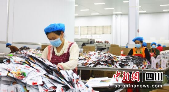 四川省老九门有限食品公司生产车间。廖桂华 摄 四川省老九门有限食品公司生产车间。廖桂华 摄