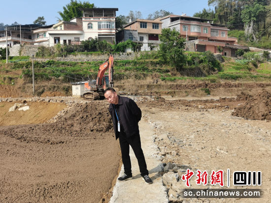 平刚查看项目施工进度。何威 摄 平刚查看项目施工进度。何威 摄