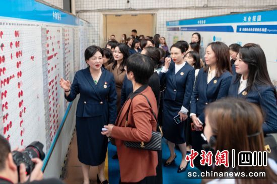 女企业家代表团一行参观交流现场。(王昱霖 摄) 女企业家代表团一行参观交流现场。(王昱霖 摄)