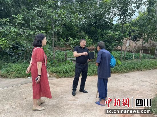 走访了解群众意愿。 中江县纪委监委供图 走访了解群众意愿。 中江县纪委监委供图