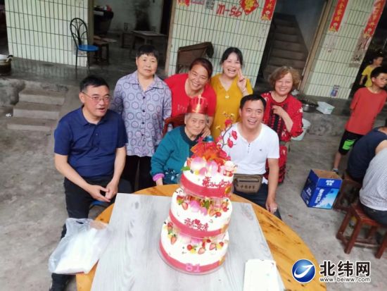 老人82岁生日,儿女们在家为老人过生日 老人82岁生日,儿女们在家为老人过生日
