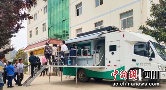 图为农户在移动银行车上办理“助农振兴贷”。四川财政厅 供图 图为农户在移动银行车上办理“助农振兴贷”。四川财政厅 供图