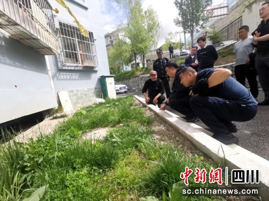 支部聚焦小区治理。松潘县委宣传部 供图 支部聚焦小区治理。松潘县委宣传部 供图