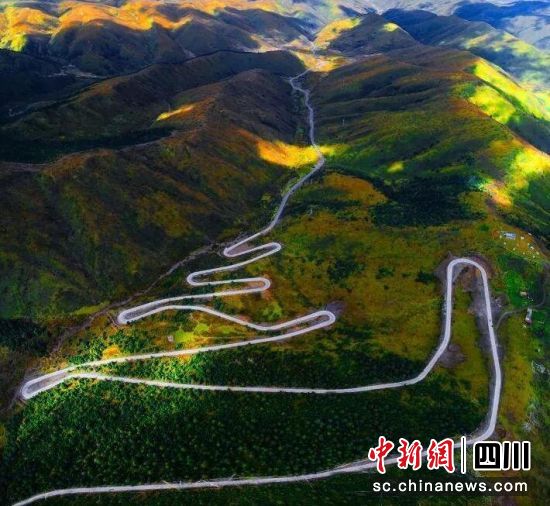 四通八达的公路串起美丽乡村新画卷。壤塘县委宣传部 供图 四通八达的公路串起美丽乡村新画卷。壤塘县委宣传部 供图