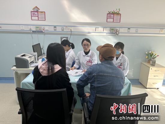 图为多动症非药物治疗门诊开诊首日。王鹏 摄 图为多动症非药物治疗门诊开诊首日。王鹏 摄