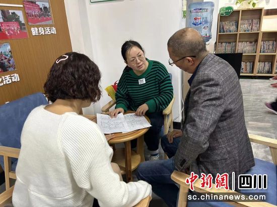 与群众沟通适老化改造内容。 金牛社区供图 与群众沟通适老化改造内容。 金牛社区供图