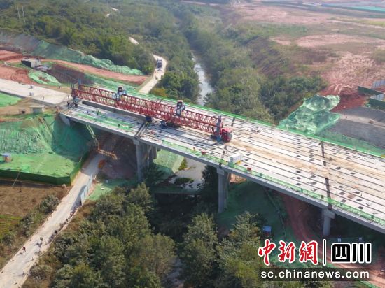 大桥施工场景。中交四航局 供图 大桥施工场景。中交四航局 供图