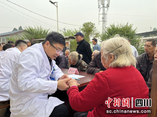 中和镇龙嘴村党群服务中心义诊现场。何莉 摄 中和镇龙嘴村党群服务中心义诊现场。何莉 摄