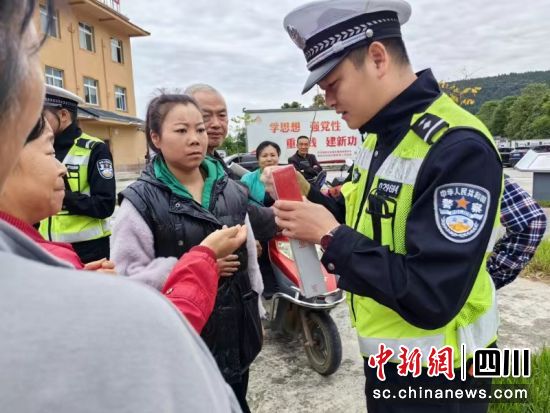 为群众讲解反光贴使用方式。 绵阳公安交警直属三大队供图 为群众讲解反光贴使用方式。 绵阳公安交警直属三大队供图
