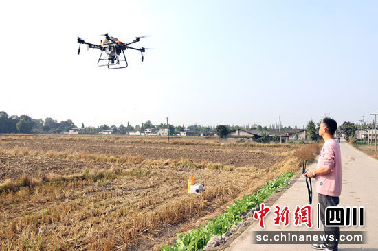 无人机播种。 绵竹市融媒体中心供图 无人机播种。 绵竹市融媒体中心供图