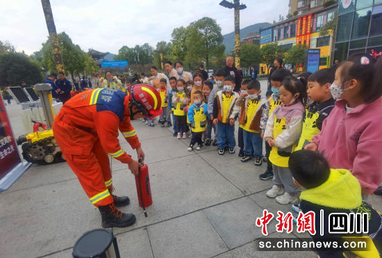 消防救援人员在讲解灭火器使用。苗志勇 摄 消防救援人员在讲解灭火器使用。苗志勇 摄