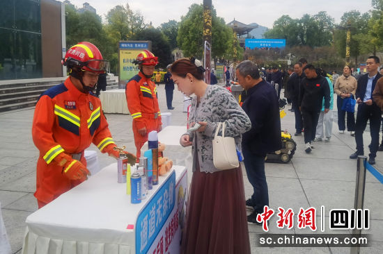 消防救援人员向市民介绍灭火产品及使用方法。苗志勇 摄 消防救援人员向市民介绍灭火产品及使用方法。苗志勇 摄