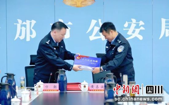 中江、什邡两地公安开展警务交流活动。 什邡市公安局供图 中江、什邡两地公安开展警务交流活动。 什邡市公安局供图
