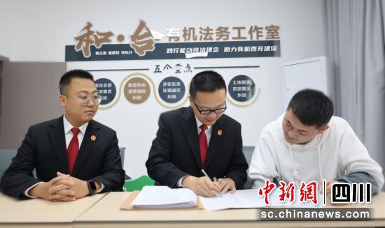 义兴法庭大厅,干警向来访群众介绍“西充法院对话法官”微信小程序。廖桂华 摄 义兴法庭大厅,干警向来访群众介绍“西充法院对话法官”微信小程序。廖桂华 摄