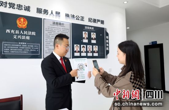 义兴法庭“和合”有机法务工作室,干警向返乡青年提示企业法律风险。 廖桂华 摄 义兴法庭“和合”有机法务工作室,干警向返乡青年提示企业法律风险。 廖桂华 摄