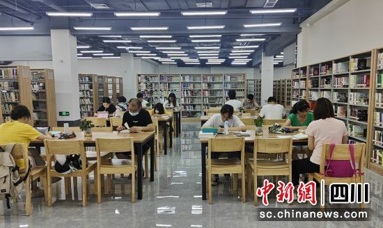 市民在图书馆里阅读。富顺融媒 供图 市民在图书馆里阅读。富顺融媒 供图