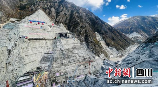 建设中的叶巴滩水电站。水电七局 供图 建设中的叶巴滩水电站。水电七局 供图