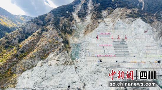 建设中的叶巴滩水电站。水电七局 供图 建设中的叶巴滩水电站。水电七局 供图